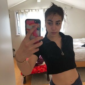 Cropped black t shirt